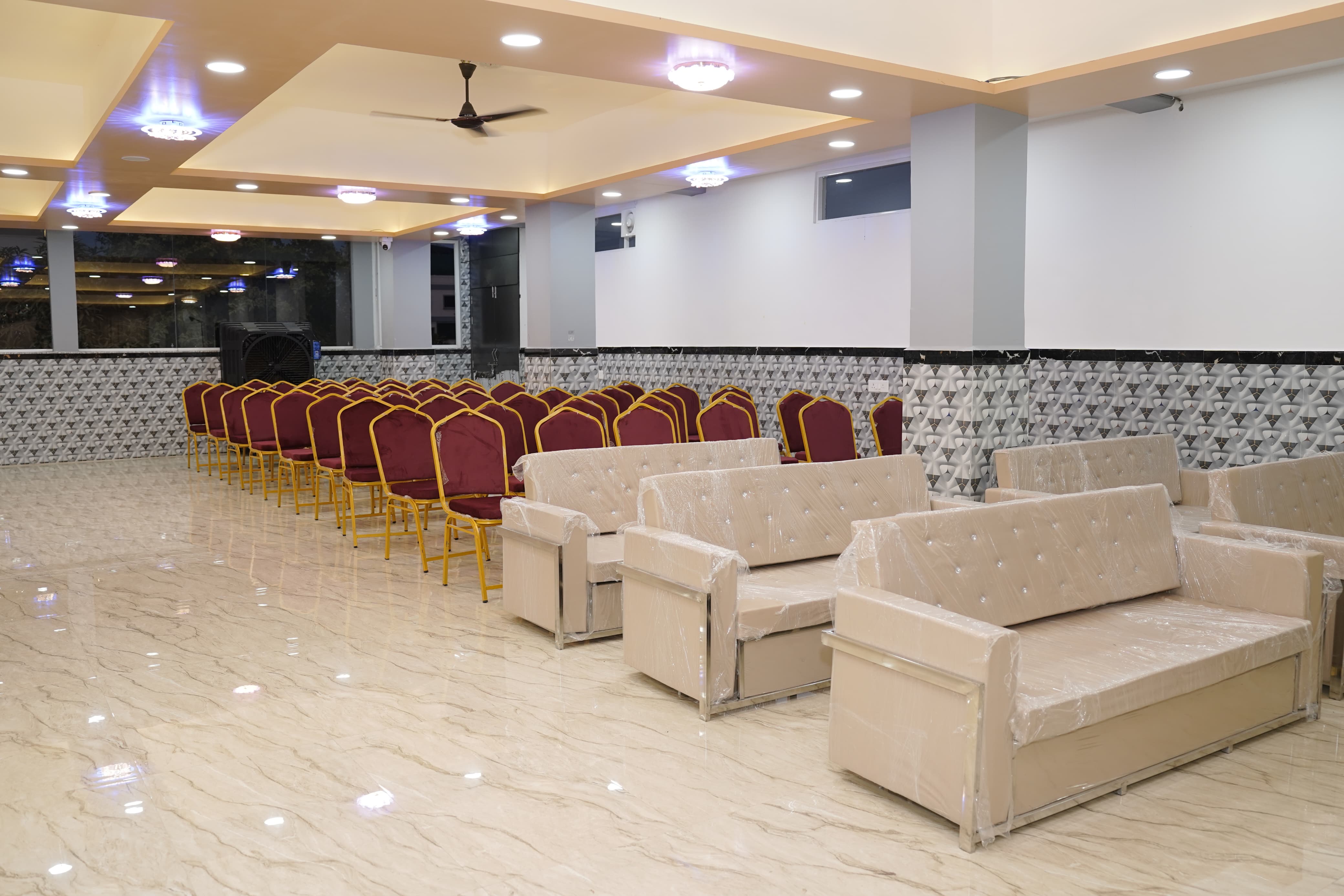 Guest seating and indoor lounge layout
